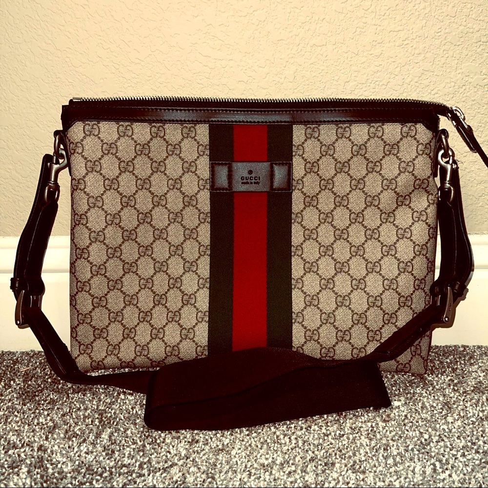 Like new Gucci medium messenger bag w/dust bag.